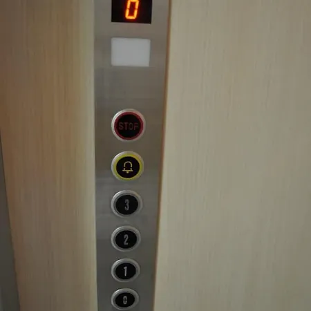 奈特豪斯酒店 3*